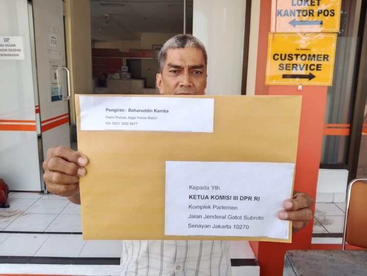 Kadiv Humas Jogja Police Watch (JPW) Baharuddin Kamba saat mengirim surat ke Komisi III DPR RI melalui kantor pos meminta digelar pembahasan atas kematian remaja di Bantul akibat dikeroyok, Kamis (23/4/2026).