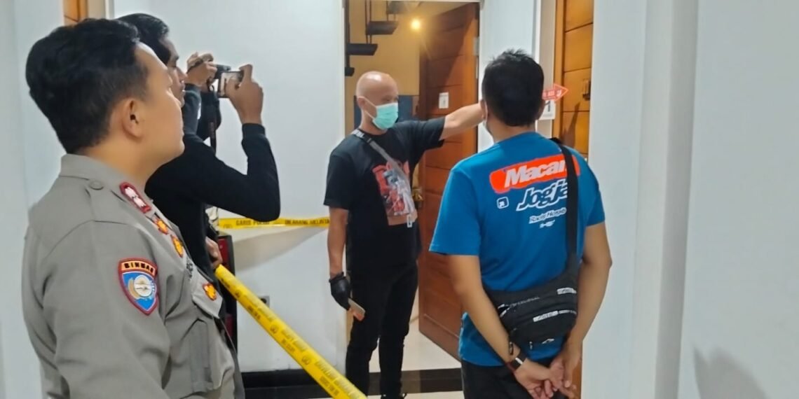 Petugas kepolisian dan tim medis sedang mengevakuasi pria lansia asal Bangka Belitung yang ditemukan tak bernyawa di rumah indekos eksklusif daerah Kelurahan Klitren, Kemantren Gondokusuman, Kota Yogyakarta, pada Kamis (23/4/2026) malam.