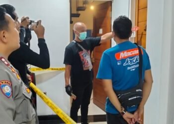 Petugas kepolisian dan tim medis sedang mengevakuasi pria lansia asal Bangka Belitung yang ditemukan tak bernyawa di rumah indekos eksklusif daerah Kelurahan Klitren, Kemantren Gondokusuman, Kota Yogyakarta, pada Kamis (23/4/2026) malam.