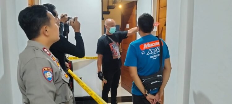 Petugas kepolisian dan tim medis sedang mengevakuasi pria lansia asal Bangka Belitung yang ditemukan tak bernyawa di rumah indekos eksklusif daerah Kelurahan Klitren, Kemantren Gondokusuman, Kota Yogyakarta, pada Kamis (23/4/2026) malam.