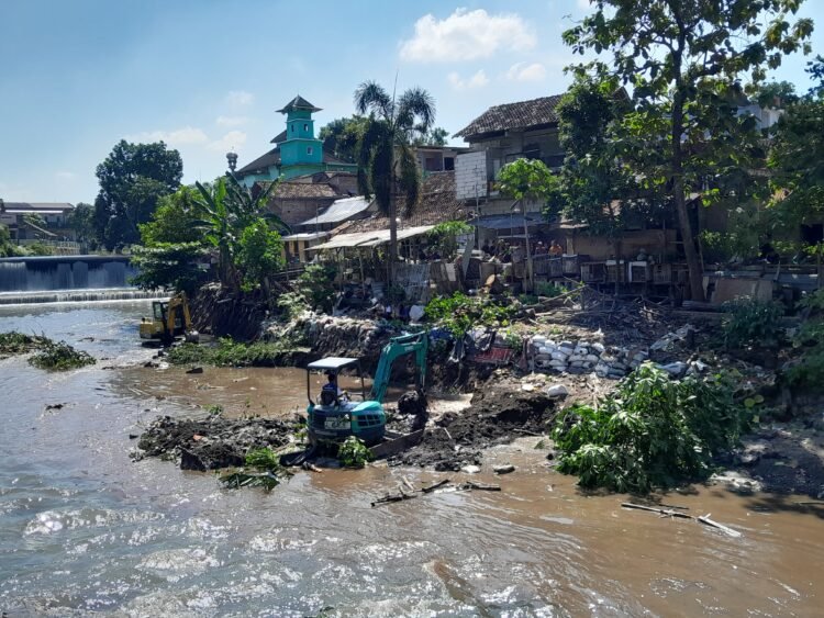 Pemkot Yogyakarta Kerahkan 2 Alat Berat Normalisasi Sisi Timur Sungai Winongo