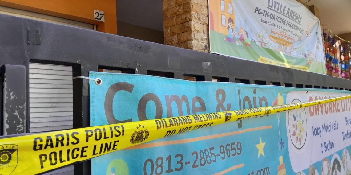 Garis polisi terpasang di pagar Daycare Little Aresha, Kelurahan Sorosutan, Kemantren Umbulharjo, Kota Yogyakarta, usai digerebek jajaran Polresta Yogyakarta, Sabtu (25/4/2026).