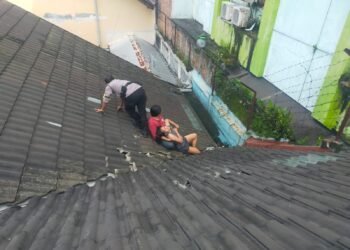 Polisi melakukan penyelamatan terhadap seor ag wanita berinisial APA (36) yang melakukan percobaan bunuh diri di Dabag, Condongcatur, Depok, Sleman, Senin (27/4/2026). (Polresta Sleman)