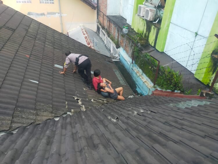 Polisi melakukan penyelamatan terhadap seor ag wanita berinisial APA (36) yang melakukan percobaan bunuh diri di Dabag, Condongcatur, Depok, Sleman, Senin (27/4/2026). (Polresta Sleman)