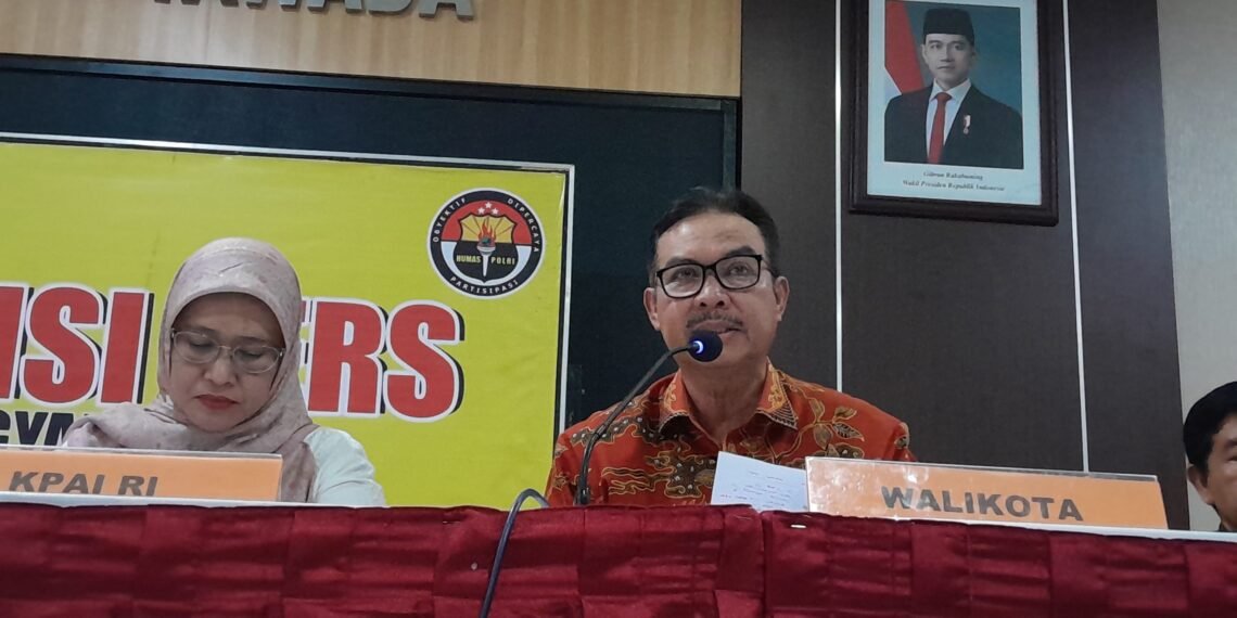 Wali Kota Yogyakarta, Hasto Wardoyo, menyebut 33 daycare belum berizin saat konferensi pers di Mapolresta Yogyakarta, Senin (28/4/2026).