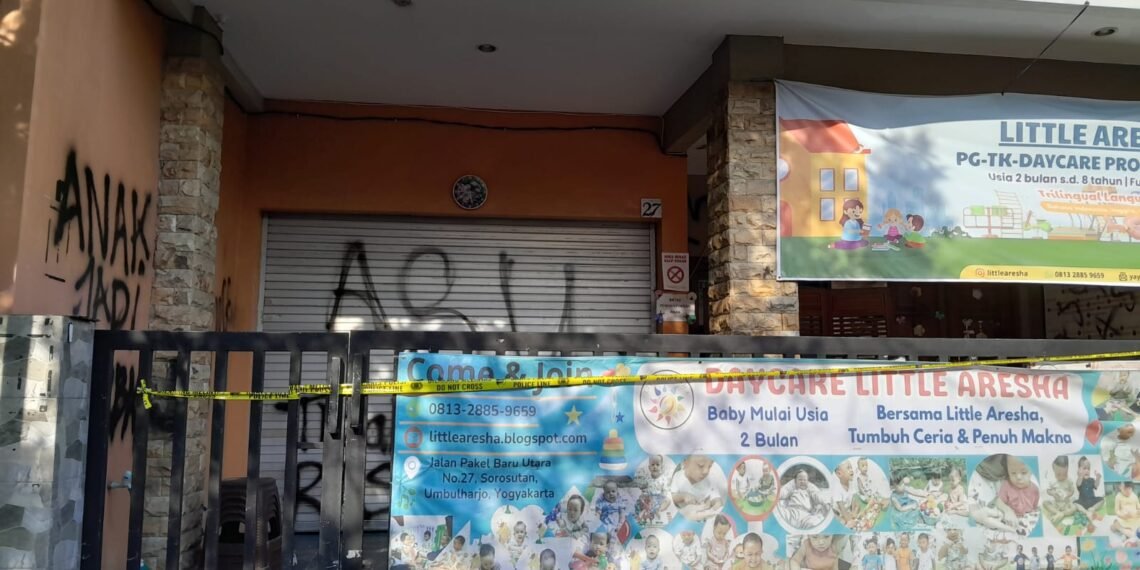Tembok bangunan Daycare Little Aresha yang digerebek polisi penuh coretan kata makian dari orang tak dikenal, pada Selasa (28/4/2026).