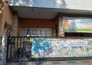 Tembok bangunan Daycare Little Aresha yang digerebek polisi penuh coretan kata makian dari orang tak dikenal, pada Selasa (28/4/2026).