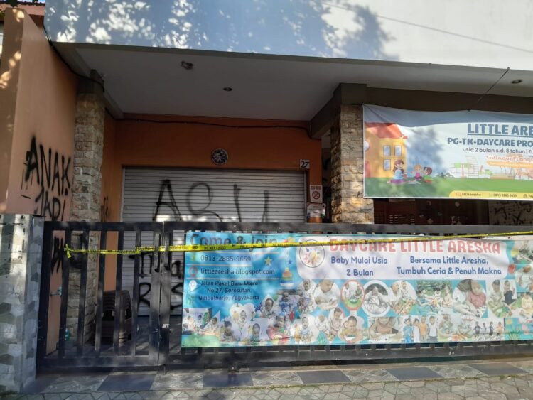 Tembok bangunan Daycare Little Aresha yang digerebek polisi penuh coretan kata makian dari orang tak dikenal, pada Selasa (28/4/2026).