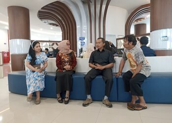 Wakil Ketua DPRD Sleman Hasto Karyantoro berdialog dengan Kepala Dinas DPMPTSP Sleman Triana Wahyuningsih ditemani Dina Trinil dan Angger Sukisno di Mal Pelayanan Publik Sleman