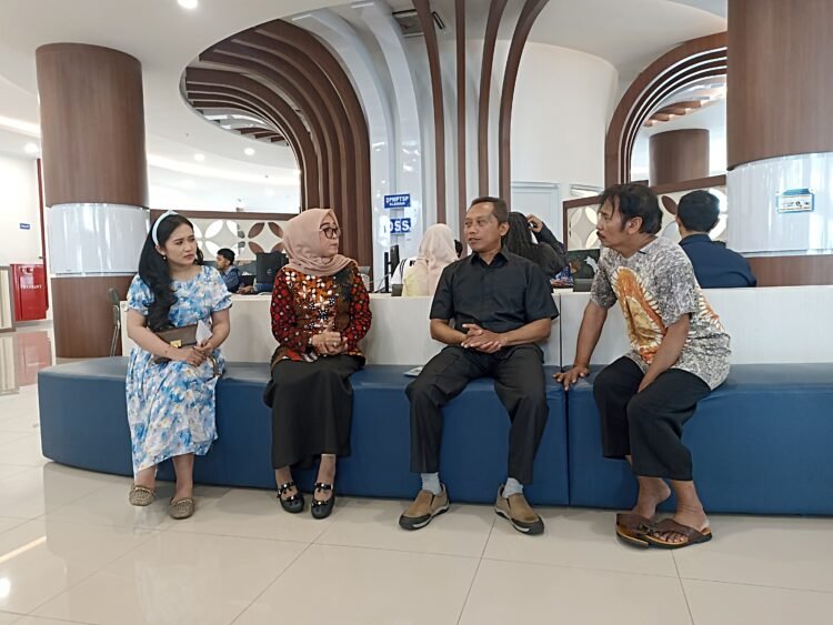 Wakil Ketua DPRD Sleman Hasto Karyantoro berdialog dengan Kepala Dinas DPMPTSP Sleman Triana Wahyuningsih ditemani Dina Trinil dan Angger Sukisno di Mal Pelayanan Publik Sleman