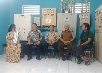 Wakil Ketua DPRD Sleman Hasto Karyantoro berdialog bersama Kepala BKAD Sleman Abu Bakar serta Direktur PDAM Tirta Sembada Edy Nugroho dipandu Dina Trinil dan Angger Sukisno dalam acara Jejak Layanan Ekonomi