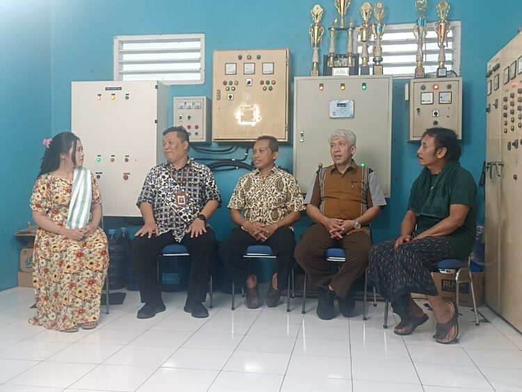 Wakil Ketua DPRD Sleman Hasto Karyantoro berdialog bersama Kepala BKAD Sleman Abu Bakar serta Direktur PDAM Tirta Sembada Edy Nugroho dipandu Dina Trinil dan Angger Sukisno dalam acara Jejak Layanan Ekonomi