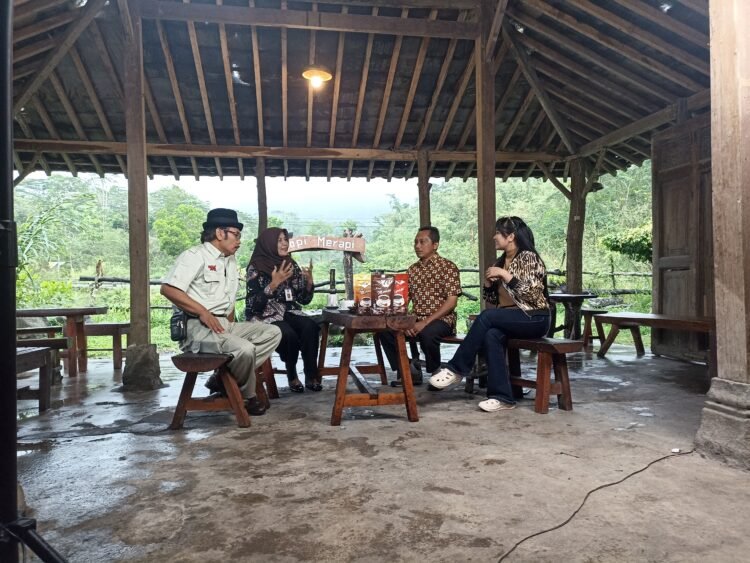 Wakil Ketua DPRD Sleman Hasto Karyantoro berdialog bersama Kepala Dinas Koperasi dan UKM Sutiasih dipandu Dina Trinil dan Angger Sukisno dalam acara Jejak Layanan Ekonomi yang berlangsung di Warung Kopi Merapi