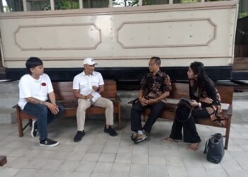 Wakil Ketua DPRD Sleman Hasto Karyantoro berdialog bersama Ketua Tim Kerja dari Dinas Pariwisata Kabupaten Sleman Supriyanto dipandu Aditya dan Anis di Studio Alam Desa Wisata Gamplong