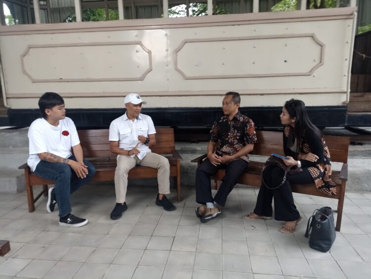 Wakil Ketua DPRD Sleman Hasto Karyantoro berdialog bersama Ketua Tim Kerja dari Dinas Pariwisata Kabupaten Sleman Supriyanto dipandu Aditya dan Anis di Studio Alam Desa Wisata Gamplong