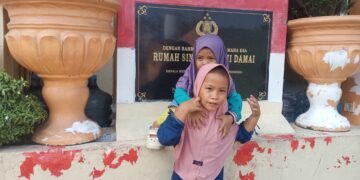 Kisah Azizah, Bocah 6 Tahun Rawat Ayah yang Sakit dan Bantu Cari Rongsok