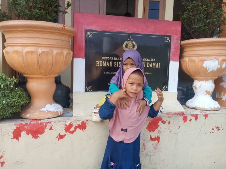 Kisah Azizah, Bocah 6 Tahun Rawat Ayah yang Sakit dan Bantu Cari Rongsok