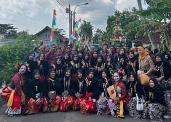 Warga Susukan 1 Tampil Kompak Ikuti Kirab Hari Jadi ke-78 Kalurahan Margokaton