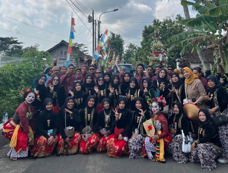 Warga Susukan 1 Tampil Kompak Ikuti Kirab Hari Jadi ke-78 Kalurahan Margokaton