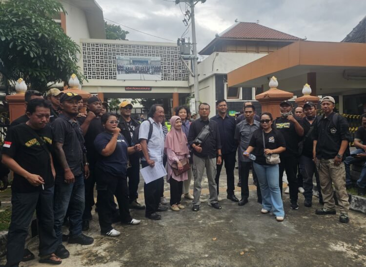 Puluhan massa GeBUKK menggelar aksi damai di Pengadilan Negeri Yogyakarta pada Rabu (22/4/2026).