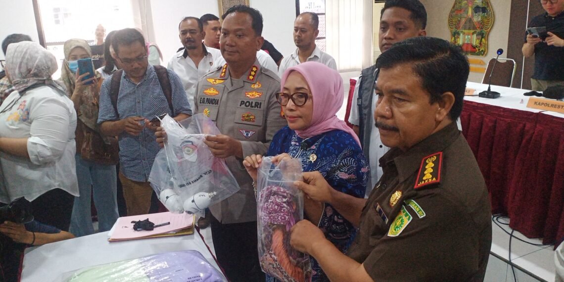 Polisi dan Menteri PPA menunjukkan barang bukti dalam kasus kekerasan anak Daycare Little Aresha di Mapolresta Yogyakarta, Senin (27/4/2026).