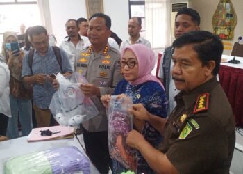 Polisi dan Menteri PPA menunjukkan barang bukti dalam kasus kekerasan anak Daycare Little Aresha di Mapolresta Yogyakarta, Senin (27/4/2026).