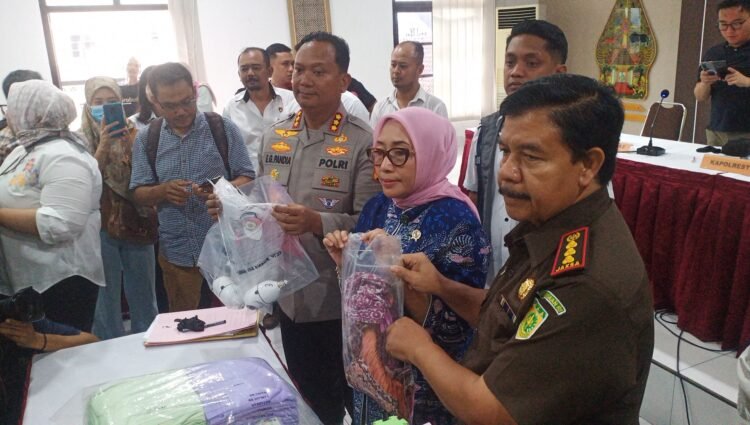 Polisi dan Menteri PPA menunjukkan barang bukti dalam kasus kekerasan anak Daycare Little Aresha di Mapolresta Yogyakarta, Senin (27/4/2026).