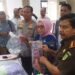 Polisi dan Menteri PPA menunjukkan barang bukti dalam kasus kekerasan anak Daycare Little Aresha di Mapolresta Yogyakarta, Senin (27/4/2026).