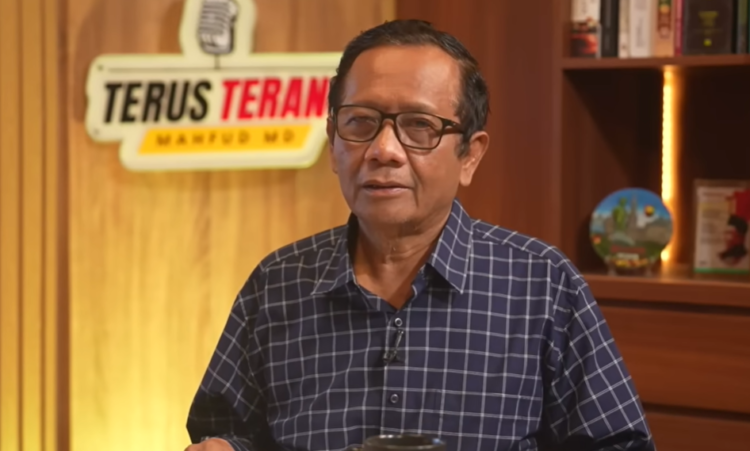 Mantan Menko Polhukam Mahfud MD menanggapi sentilan Seskab Teddy soal istilah inflasi pengamat dalam channel YouTube-nya Terus Terang