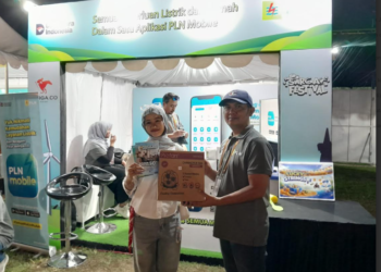 Warga Yogyakarta, Amelia (20), mendapatkan hadiah utama permaian Lucky Strings di Booth PLN dalam konser Sarga Festival di Stadion Kridosono Kota Yogyakarta, Minggu (19/4/2026).