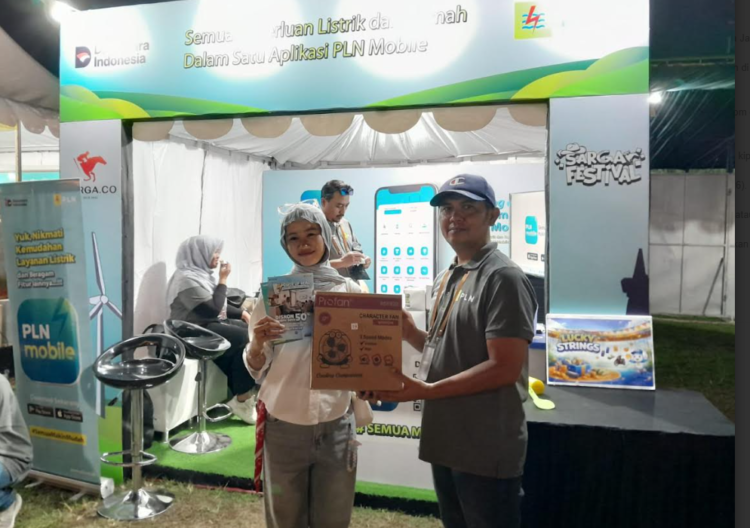 Warga Yogyakarta, Amelia (20), mendapatkan hadiah utama permaian Lucky Strings di Booth PLN dalam konser Sarga Festival di Stadion Kridosono Kota Yogyakarta, Minggu (19/4/2026).