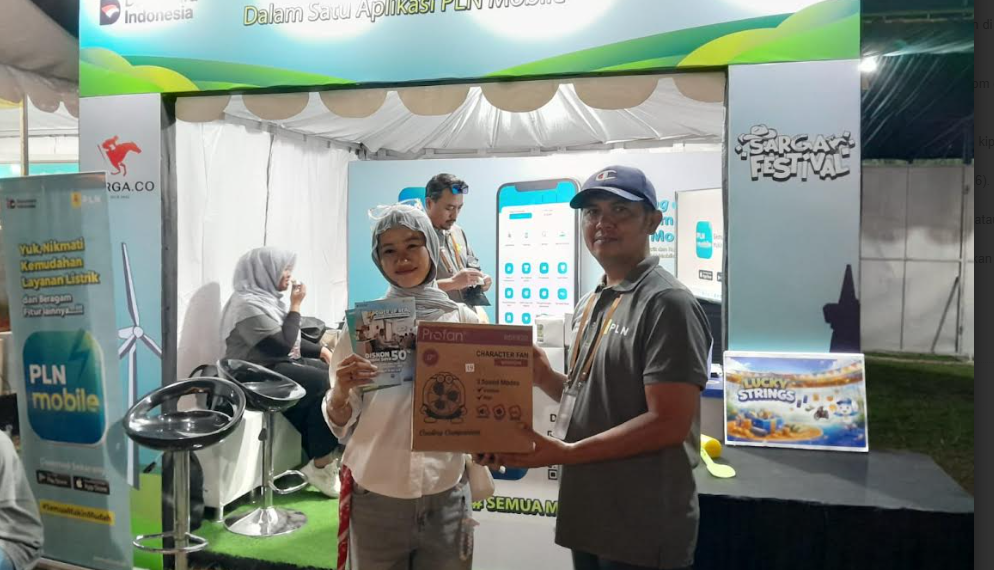 Warga Yogyakarta, Amelia (20), mendapatkan hadiah utama permaian Lucky Strings di Booth PLN dalam konser Sarga Festival di Stadion Kridosono Kota Yogyakarta, Minggu (19/4/2026).
