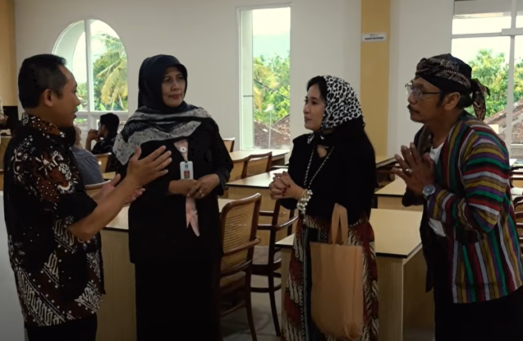 Wakil Ketua DPRD Sleman Hasto Karyantoro bersama Kepala Dinas Koperasi dan UKM Sutiasih meninjau PLUT Minggir ditemani Dina Trinil dan Angger Sukisno