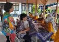 Seorang warga penyandang disabilitas sedang melakukan cek kesehatan gratis dalam gelaran Gebyar Peduli Disabilitas Kemantren Jetis, Kota Yogyakarta, pada Kamis (9/4/2026).