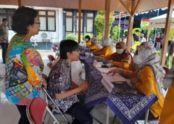 Seorang warga penyandang disabilitas sedang melakukan cek kesehatan gratis dalam gelaran Gebyar Peduli Disabilitas Kemantren Jetis, Kota Yogyakarta, pada Kamis (9/4/2026).