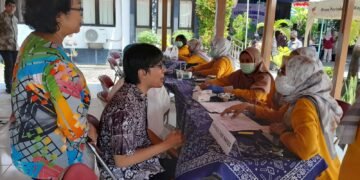 Seorang warga penyandang disabilitas sedang melakukan cek kesehatan gratis dalam gelaran Gebyar Peduli Disabilitas Kemantren Jetis, Kota Yogyakarta, pada Kamis (9/4/2026).