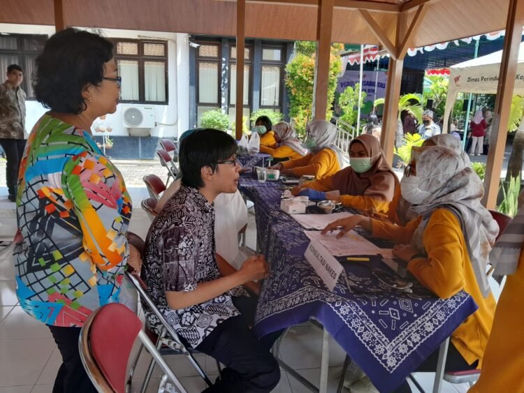Seorang warga penyandang disabilitas sedang melakukan cek kesehatan gratis dalam gelaran Gebyar Peduli Disabilitas Kemantren Jetis, Kota Yogyakarta, pada Kamis (9/4/2026).