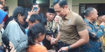 Menteri Koordinator Bidang Infrastruktur dan Pembangunan Kewilayahan, Agus Harimurti Yudhoyono, saat mengunjungi Kampung Mrican, Condongcatur, Depok, Sleman, Jumat (24/4/2026).