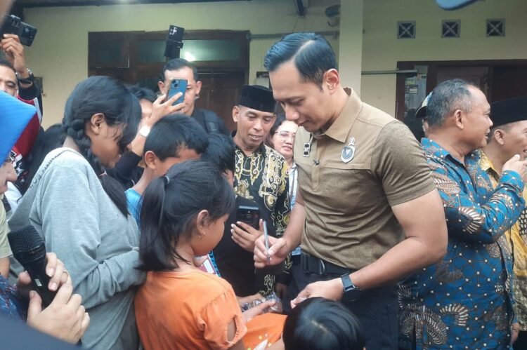 Menteri Koordinator Bidang Infrastruktur dan Pembangunan Kewilayahan, Agus Harimurti Yudhoyono, saat mengunjungi Kampung Mrican, Condongcatur, Depok, Sleman, Jumat (24/4/2026).