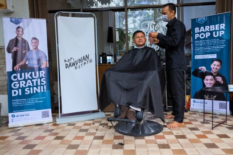 kegiatan cukur gratis di kedai kopi Dawuhan Roastery yang berkolaborasi dengan Arfa Barbershop untuk menyambut Hari Buruh dan Hari Pendidikan yang jatuh di awal bulan Mei ini, Kamis (30/4/2026)