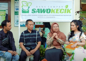 Wakil Ketua DPRD Sleman Hasto Karyantoro berdialog bersama Dinas Lingkungan Hidup Sleman dipandu Dina Trinil serta Ciblek Vertigo di Bank Sampah Sawo Kecik Condongcatur