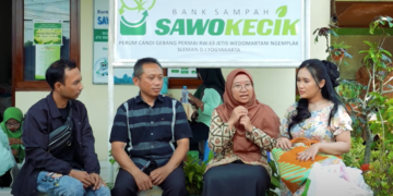 Wakil Ketua DPRD Sleman Hasto Karyantoro berdialog bersama Dinas Lingkungan Hidup Sleman dipandu Dina Trinil serta Ciblek Vertigo di Bank Sampah Sawo Kecik Condongcatur