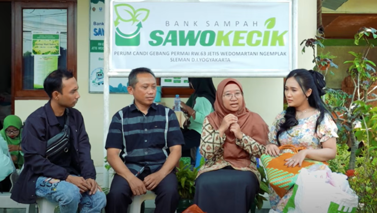 Wakil Ketua DPRD Sleman Hasto Karyantoro berdialog bersama Dinas Lingkungan Hidup Sleman dipandu Dina Trinil serta Ciblek Vertigo di Bank Sampah Sawo Kecik Condongcatur