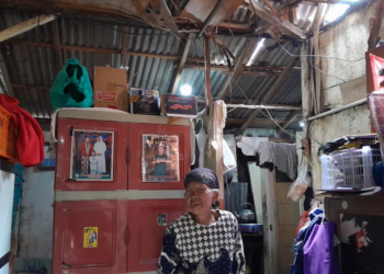 Partini (72), warga Kampung Bintaran Kulon, Kelurahan Wirogunan, Kemantren Mergangsan, Kota Yogyakarta, menjadi salah satu penerima program bedah rumah di Kota Yogyakarta, Minggu (12/4/2026).