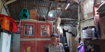 Partini (72), warga Kampung Bintaran Kulon, Kelurahan Wirogunan, Kemantren Mergangsan, Kota Yogyakarta, menjadi salah satu penerima program bedah rumah di Kota Yogyakarta, Minggu (12/4/2026).
