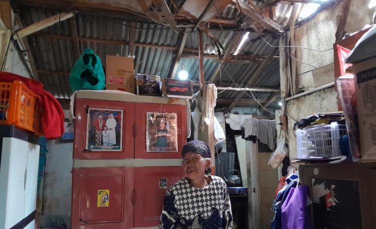 Partini (72), warga Kampung Bintaran Kulon, Kelurahan Wirogunan, Kemantren Mergangsan, Kota Yogyakarta, menjadi salah satu penerima program bedah rumah di Kota Yogyakarta, Minggu (12/4/2026).