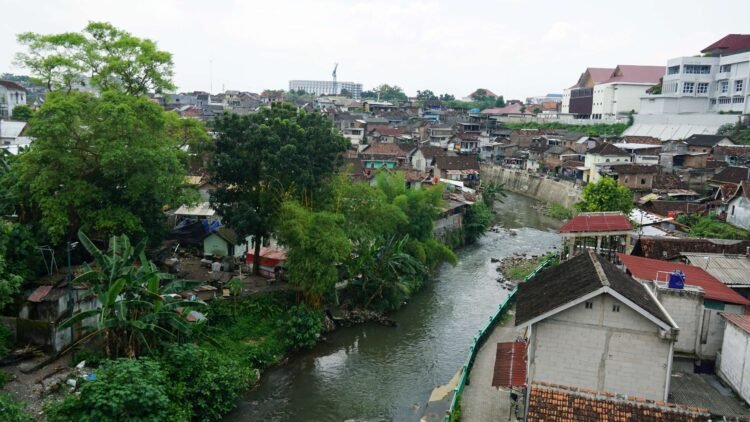 Bantaran Sungai Code di wilayah Cokrdiningratan akan dibangun jalan inspeksi tepatnya di utara Jemabtan Gondolayu sisi barat (sisi kiri)