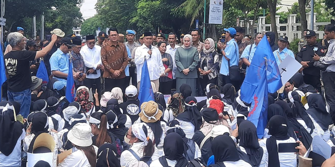 Ratusan karyawan PT Mitra Tunggal Garment (MTG) melakukan aksi demo di depan kantor Pemerintah Daerah (Pemda) Sleman, Rabu (1/4/2026).