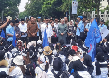 Ratusan karyawan PT Mitra Tunggal Garment (MTG) melakukan aksi demo di depan kantor Pemerintah Daerah (Pemda) Sleman, Rabu (1/4/2026).