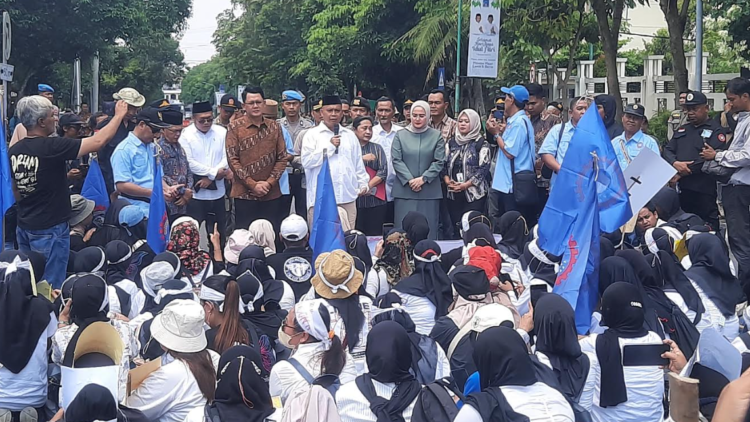 Ratusan karyawan PT Mitra Tunggal Garment (MTG) melakukan aksi demo di depan kantor Pemerintah Daerah (Pemda) Sleman, Rabu (1/4/2026).